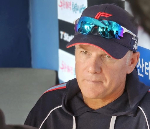 서튼 감독 경질 사퇴 상황