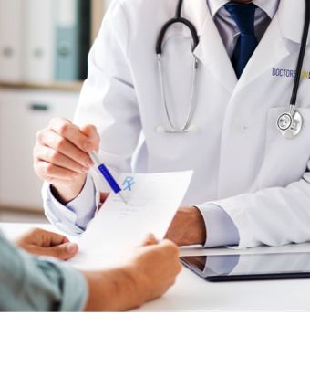 진료 설명하는 사진