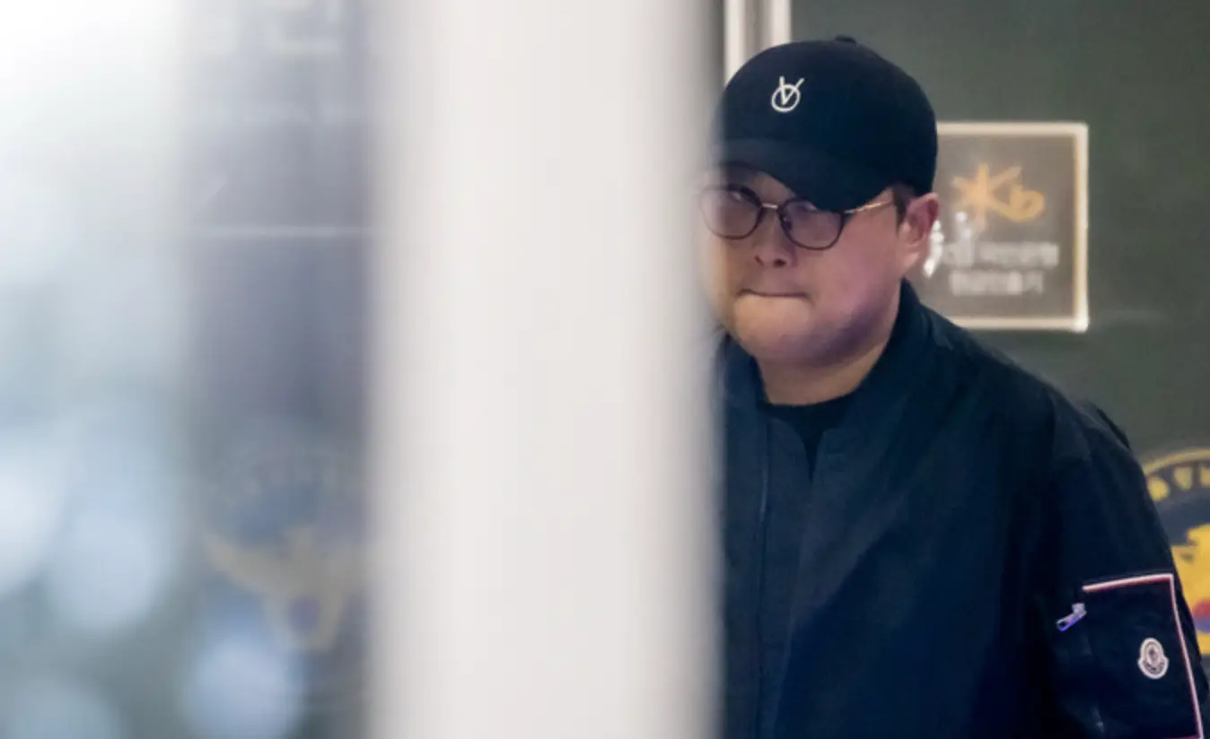 경찰서 배경 검은 야구모자 검은잠바 입을 꾹 다물고 당당하게 나오는 김호중