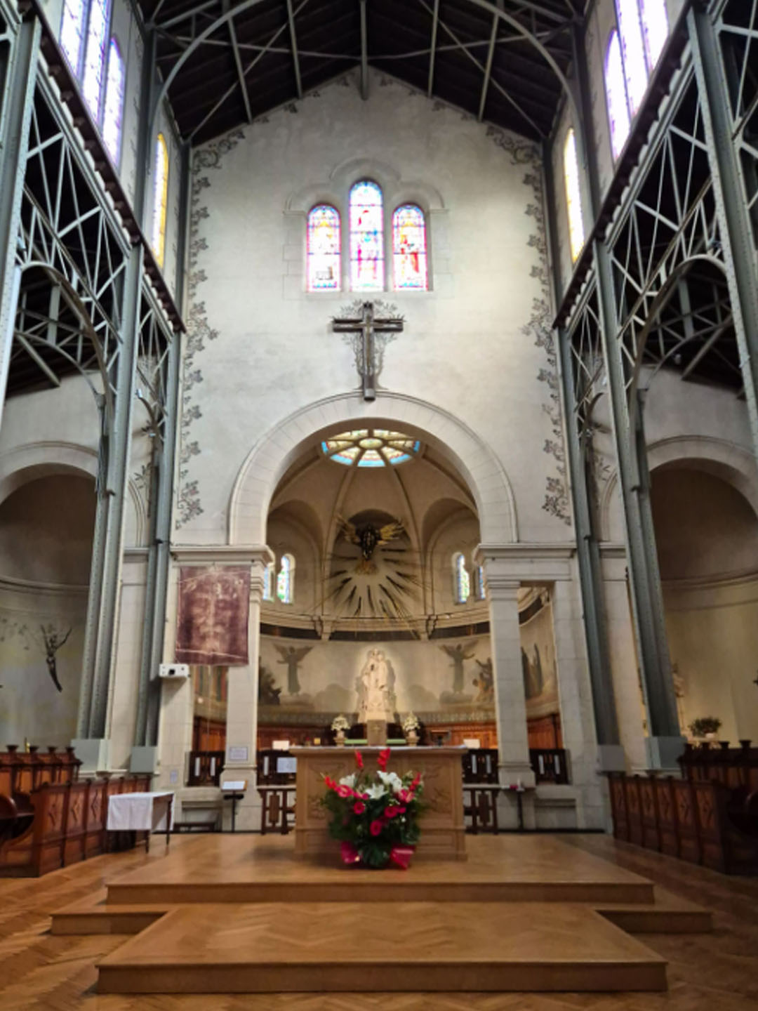 생세브랭 성당 제대 십자가, 스테인드글라스를 통과한 빛이 닿으며 예수님의 형상이 드러나 더욱 고요하게 느껴지는 십자가