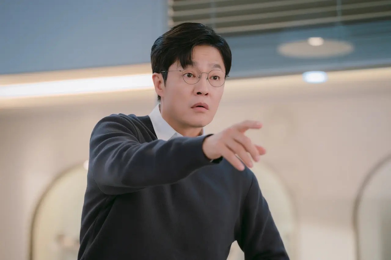 월간 남친 조연 황병학 이사 역할의 조한철 배우