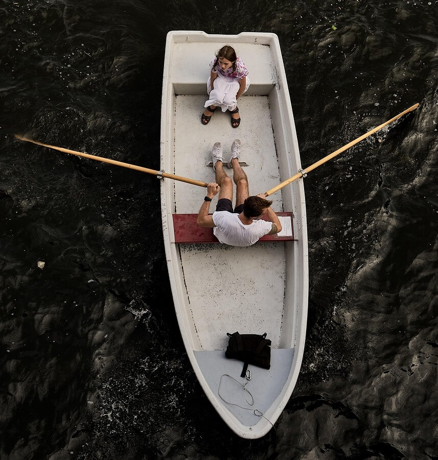 연인이 보트를 타며 노는 사진