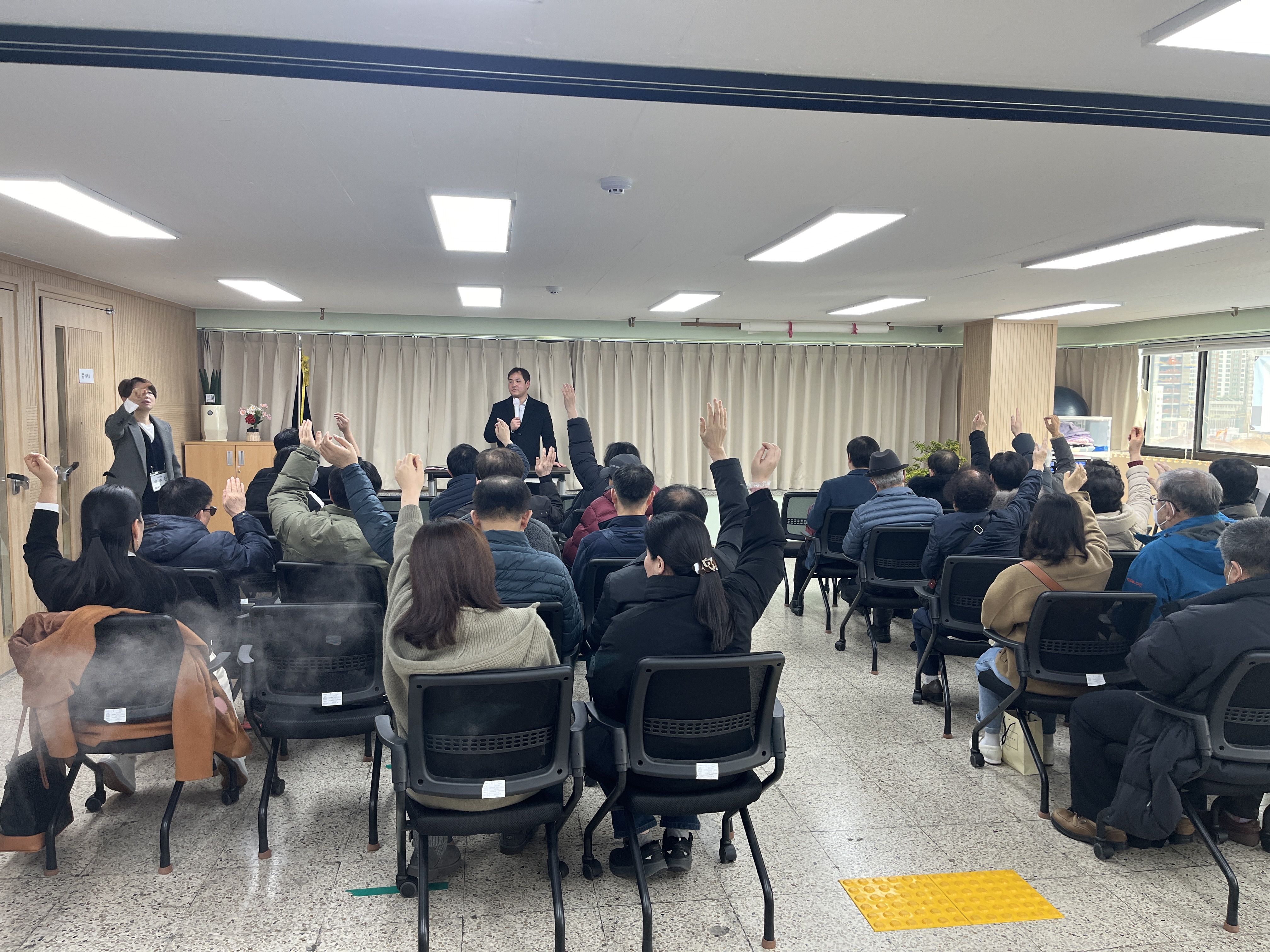 이미지설명: 지회원들의 거수투표를 받고 있는 모습.