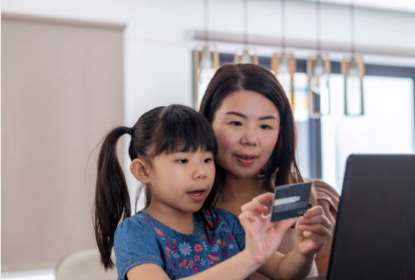 아이에게 직접 만져보게 하며 차이를 체감시켜 보세요.