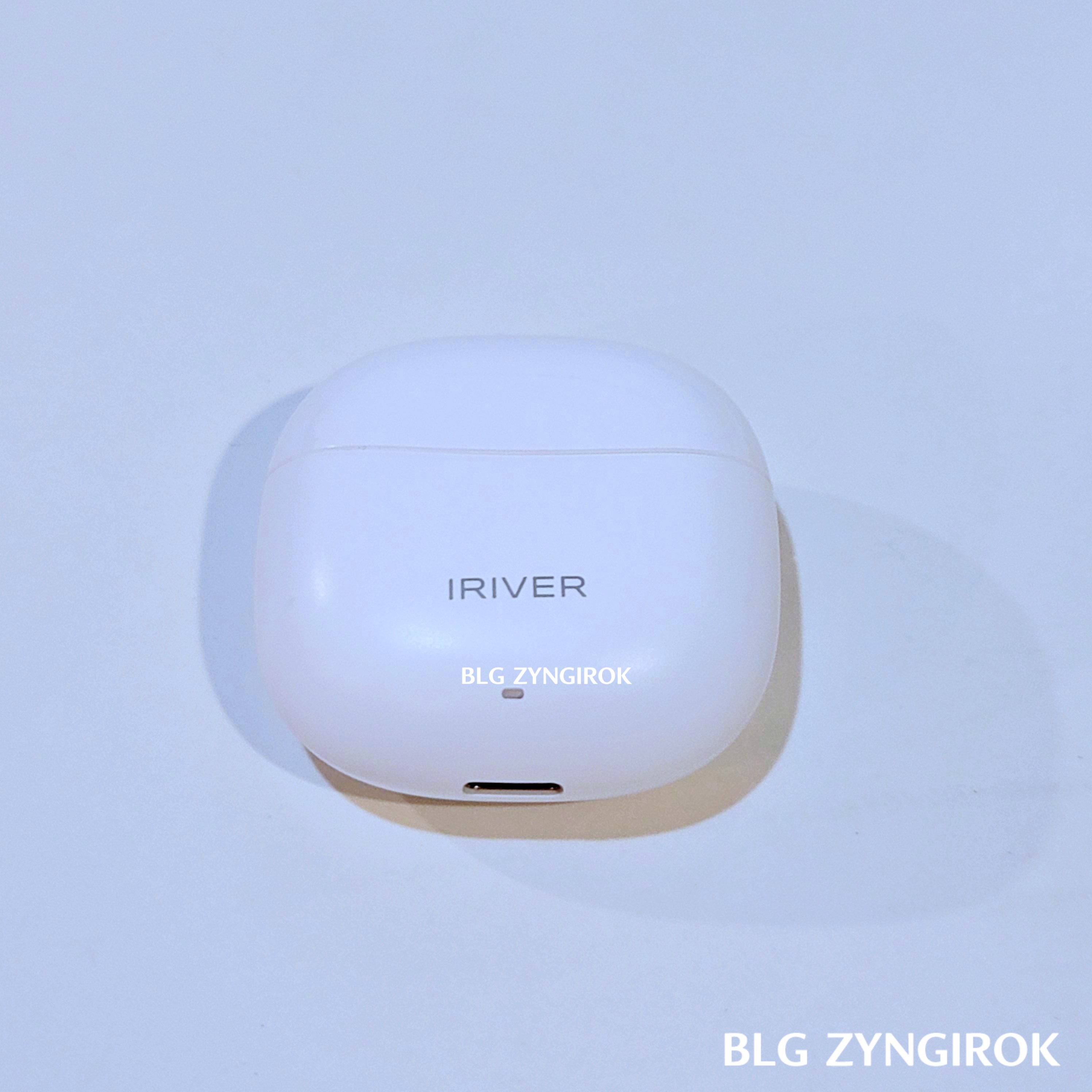 오픈형 이어폰 리뷰 - IRIVER IB-T1 - 충전케이스가 테이블 위에 놓여있다.