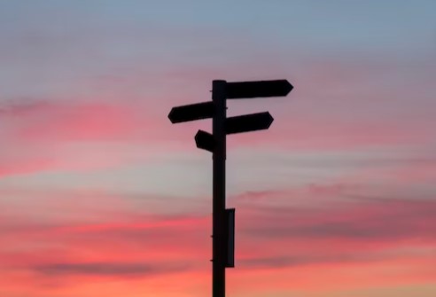 해외여행 필수준비물 - 여행을 떠난 사람과 여행지 풍경 바다풍경