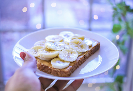 빵위에 바나나를 얇게 썰어 올리고 카라멜 소스를 뿌린 바나나 카라멜 토스트