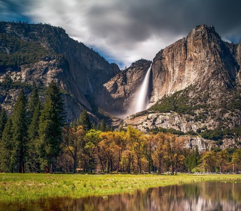 높은 산 바위에서 흘러내리는 폭포 사진