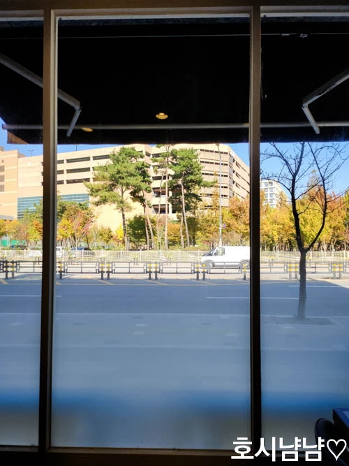 명인대동양평해장국 창가 자리에서 보이는 거리 뷰 – 햇살 좋은 점심 풍경