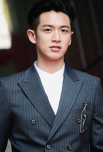 프라다 엠버서더의 저주?