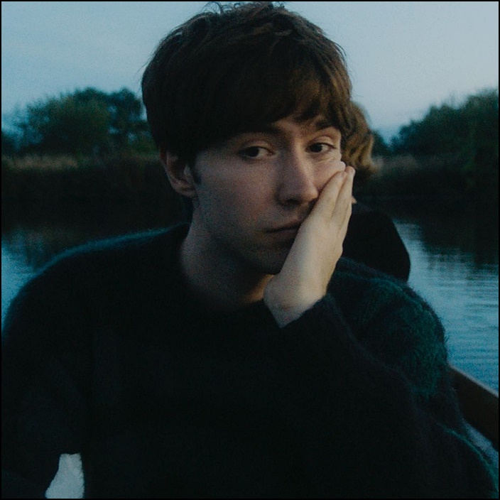 맷말티스-호수를-배경으로-하는-사진