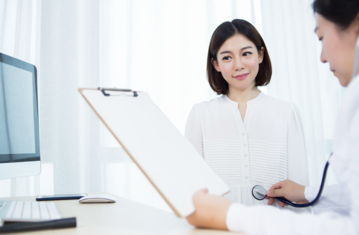 진료받는 여성