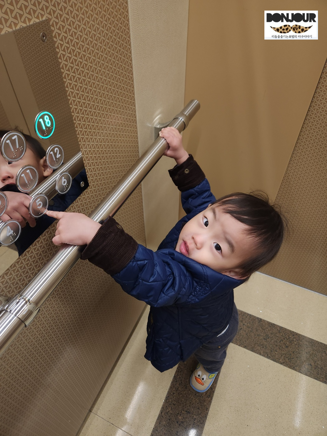 발달이 늦은 18개월 아기 걸음마 연습 부모 손잡고 야외 걷기