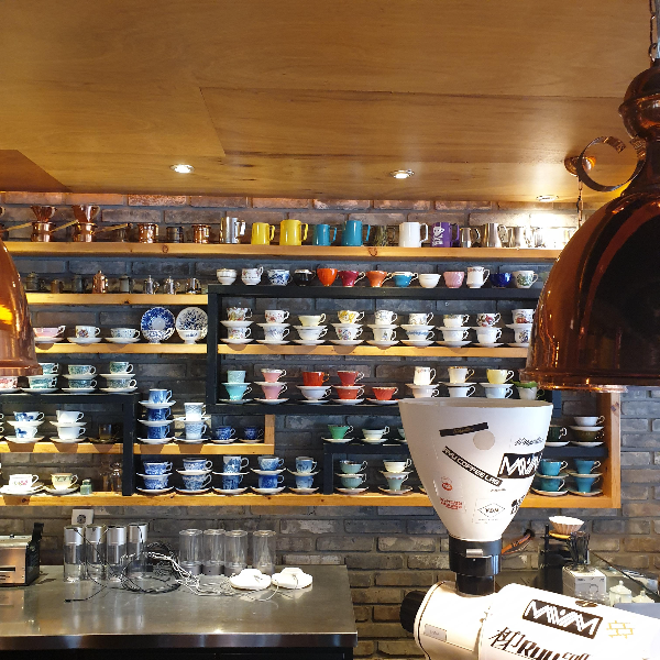 대구 류 커피 로스터스: 대구 스페셜티 커피, 로스터리 카페_매장 내부_카운터 뒷 편