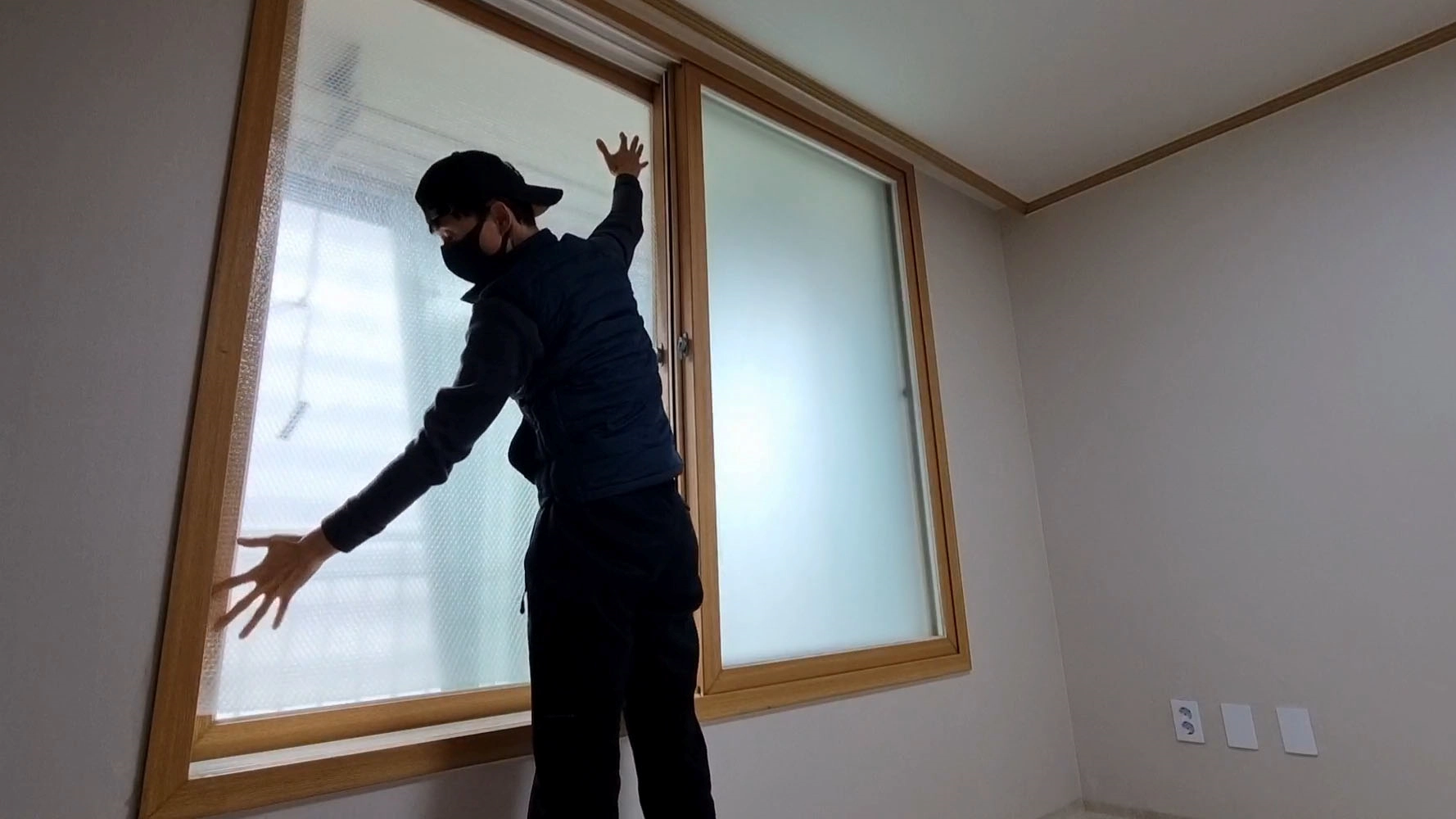 창문 뽁뽁이 붙이는 모습