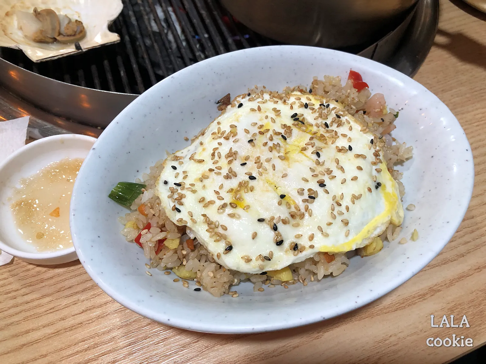 대구-달서구-상인동-조개구이-맛집-아싸가리비-새우볶음밥-계란프라이가-올려져-있다