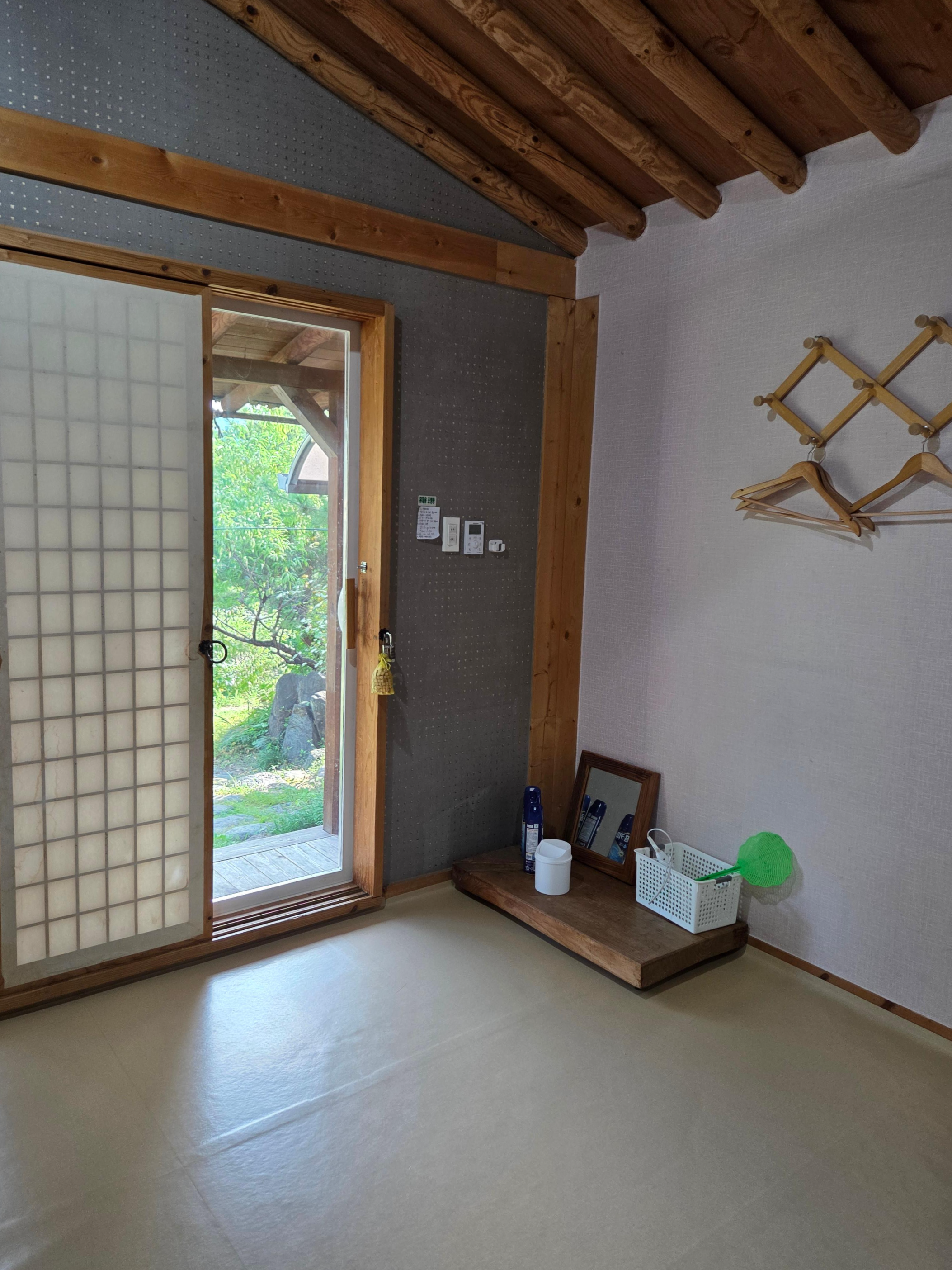 구례 운조루막둥이네 한지문 입구