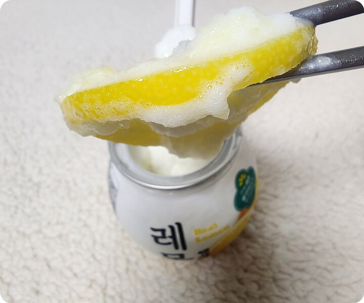 젓가락으로 든 레몬 슬라이스