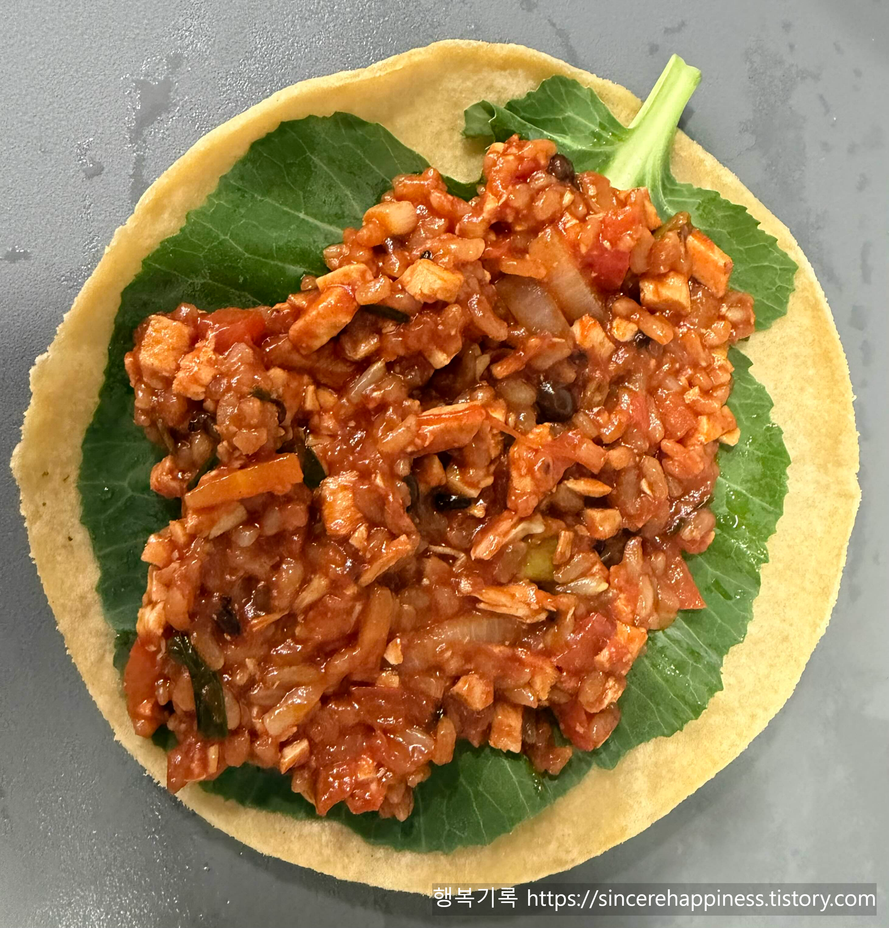 케일을 깐 두부 또띠아 위에 토마토 닭가슴살 리조또를 얹은 요리 과정