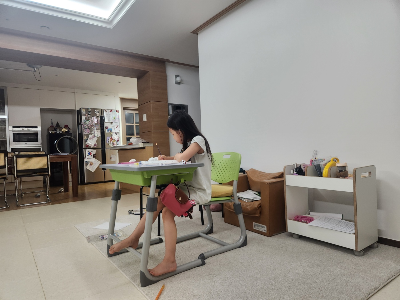 영어단어 시험 준비중인 딸