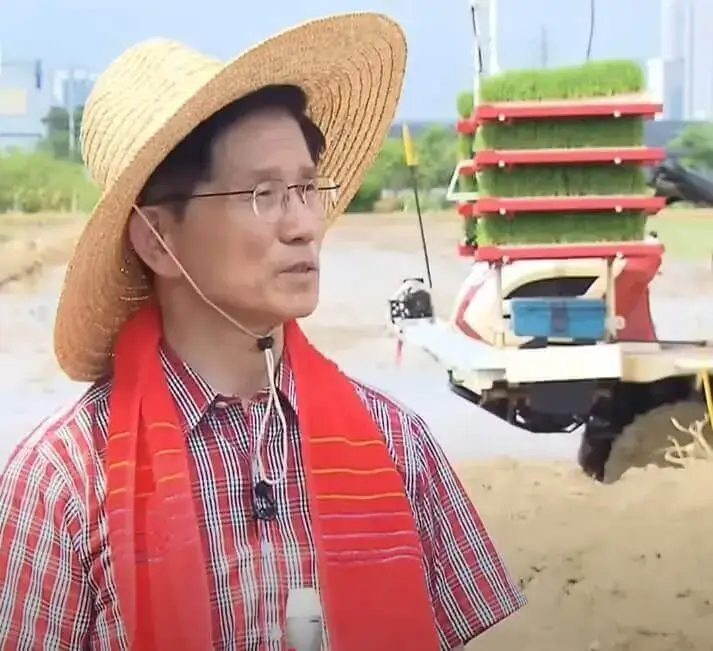 제21대 김문수 대선 후보가 농촌 현장에서 공약을 설명하고 있습니다.