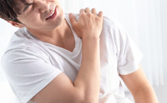 어깨가 아픈 이유