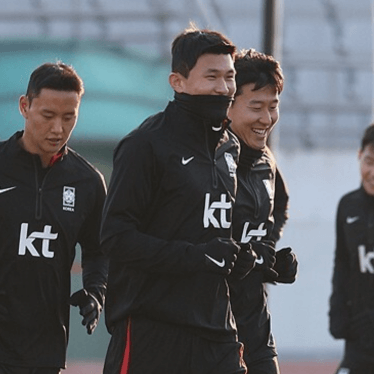 검은 유니폼을 입고 다리고 있는 김민재