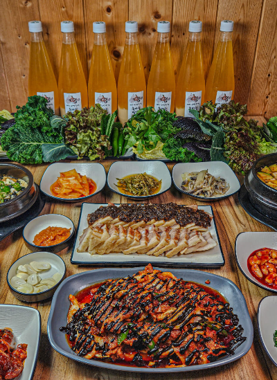 술과 수육과 제육이 함께 놓은 한 상