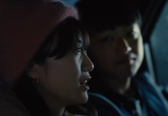 장성범과-임영주가-차-안에서-대화를-하고-있습니다.