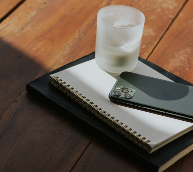 노트와 핸드폰과 얼음잔 이미지