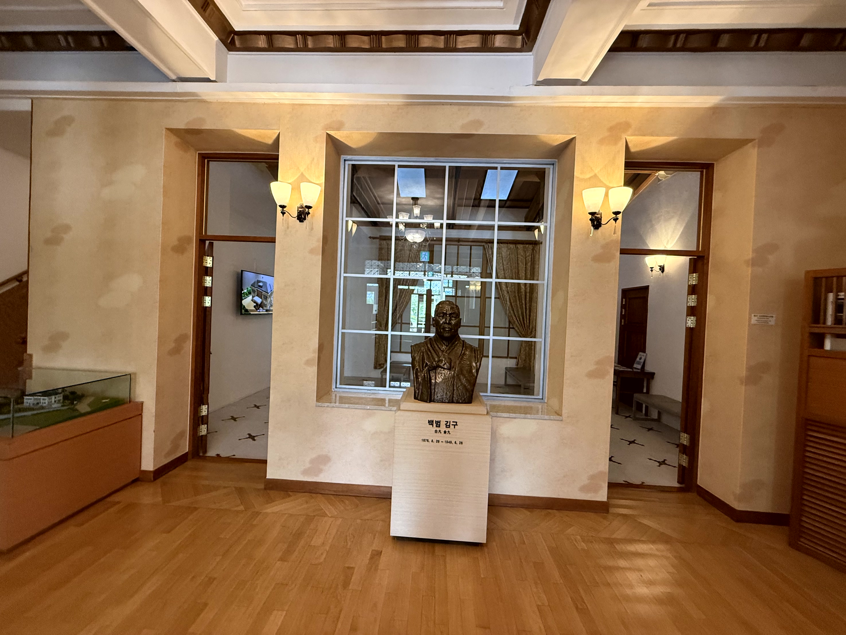 경교장 내부에 전시된 백범 김구 선생의 흉상. 선생의 굳건한 정신을 기리는 동상이 실내에 자리하고 있다.
