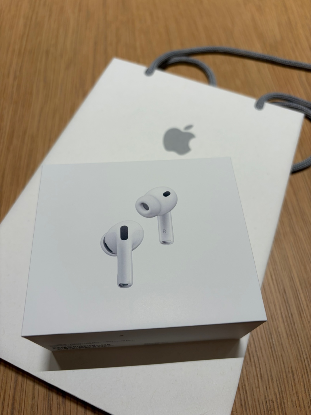 에어팟 프로 3 충전 케이스 USB-C 포트 및 외형 사진