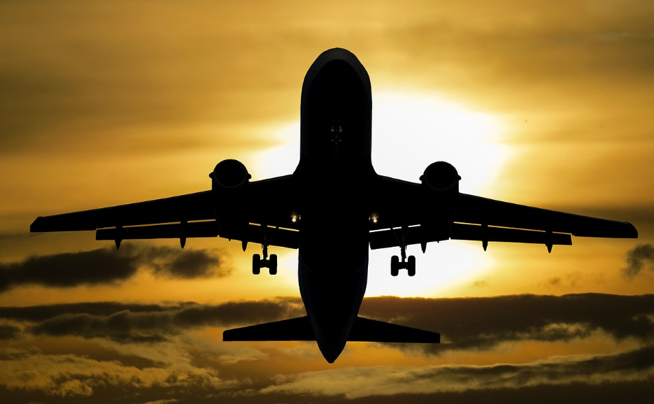 하늘 나는 비행기 사진