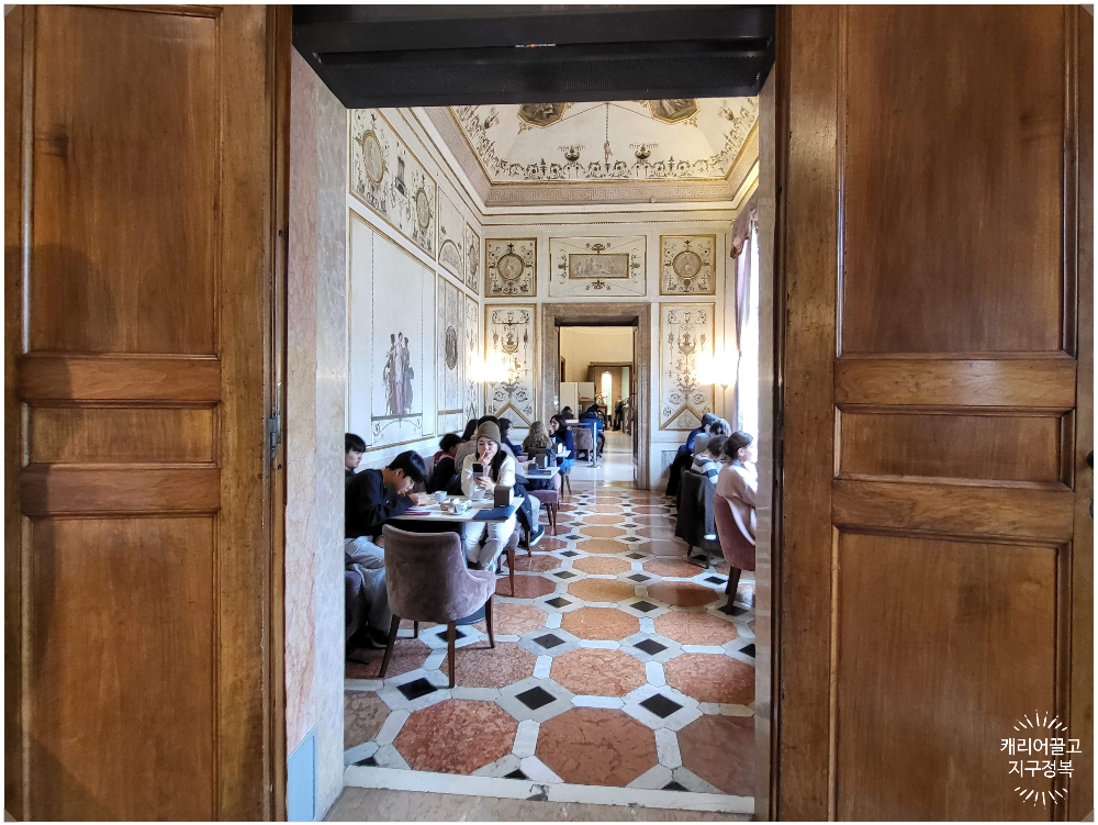 산마르코 성당과 광장, 그리고 카페