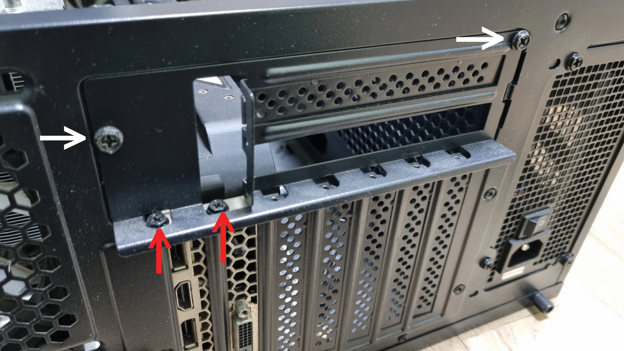 케이스 덮게 고정 볼트