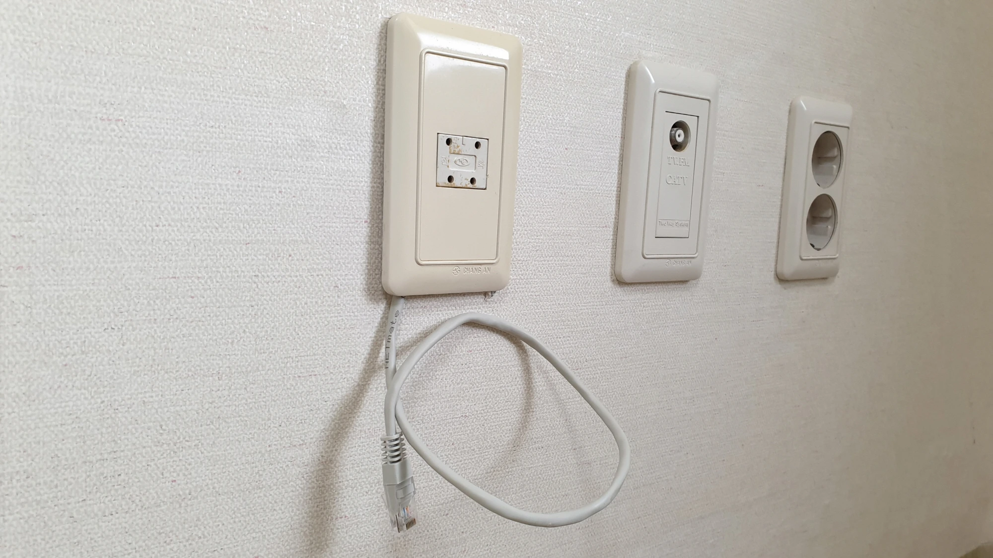 전화선 잭으로 인터넷 케이블 나오 ㄴ모습