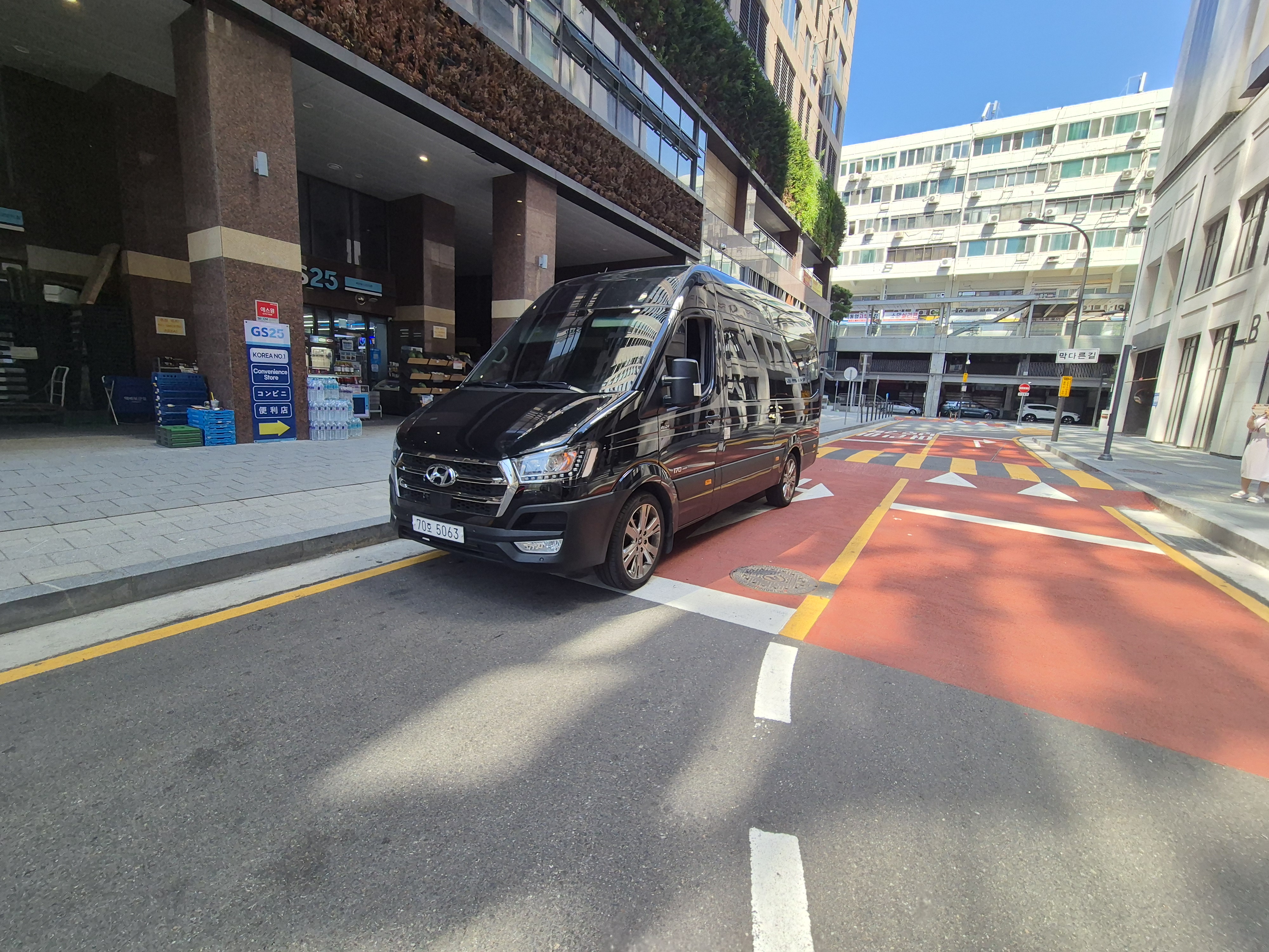 Luxury private chauffeur vehicle in Seoul city