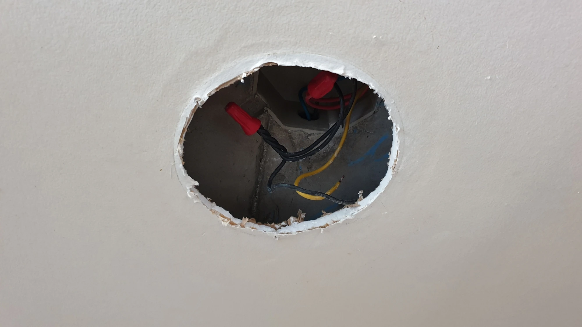 매립등 구멍 넓힌 모습