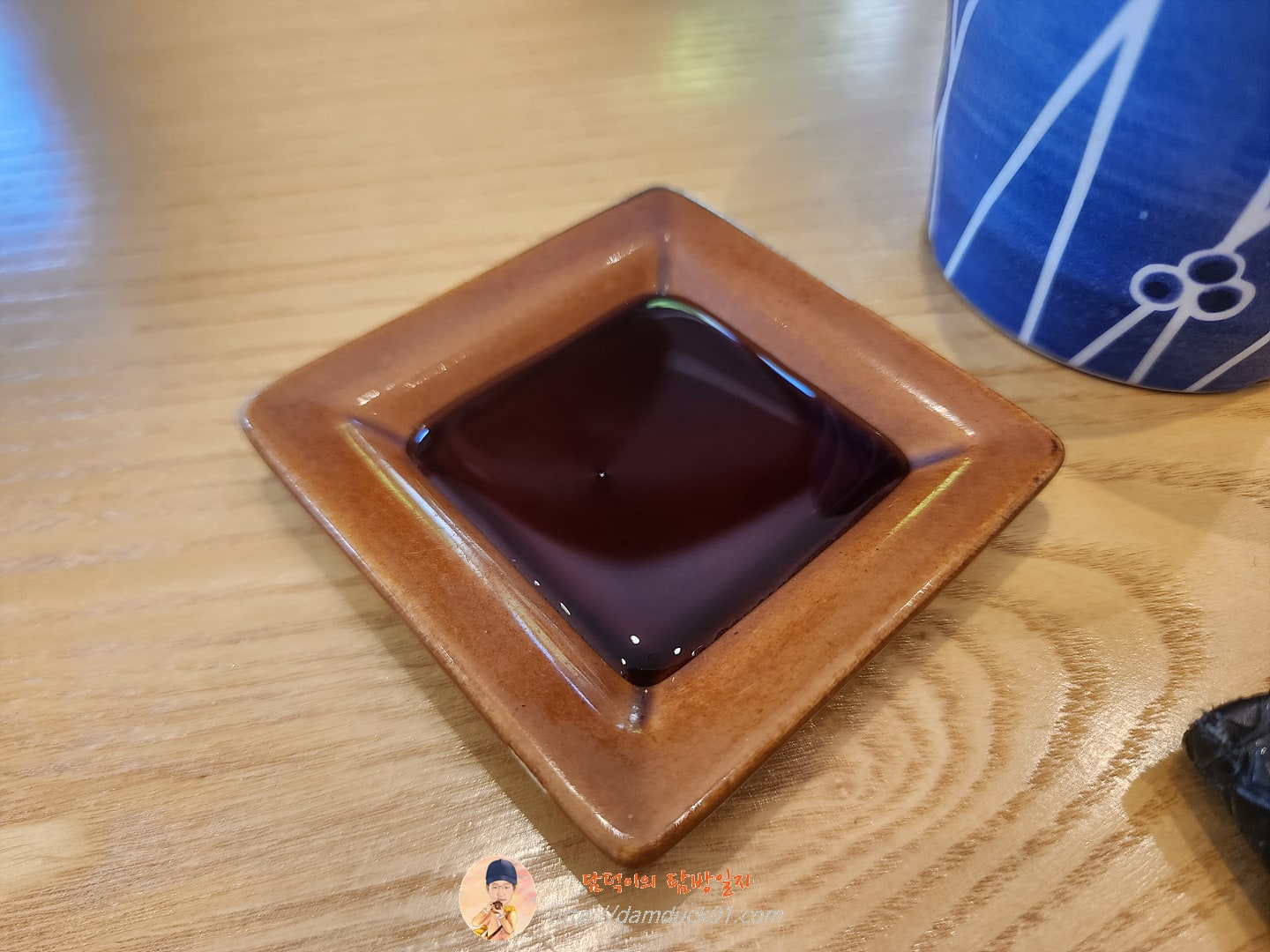 뚜껑이 간장 그릇으로