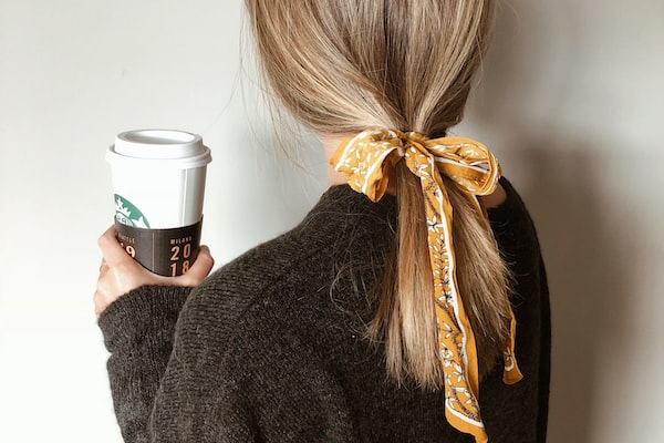 머리를 빗을 때 해야 할 것과 하지 말아야 할 것: 건강한 습관