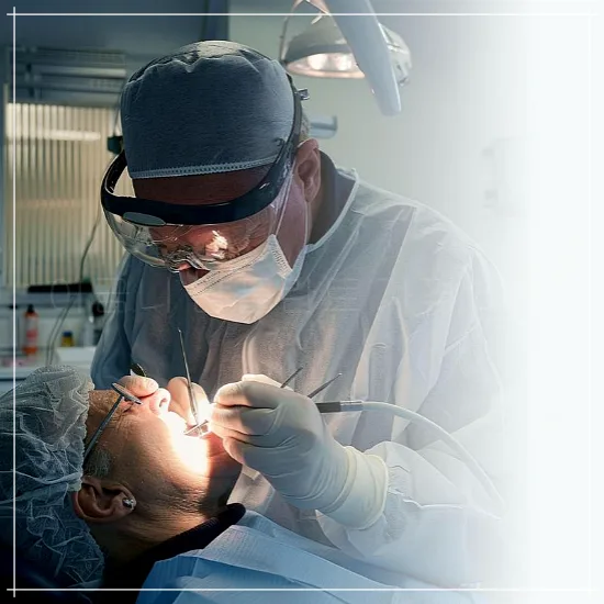 치과 치료중인 의사와 환자