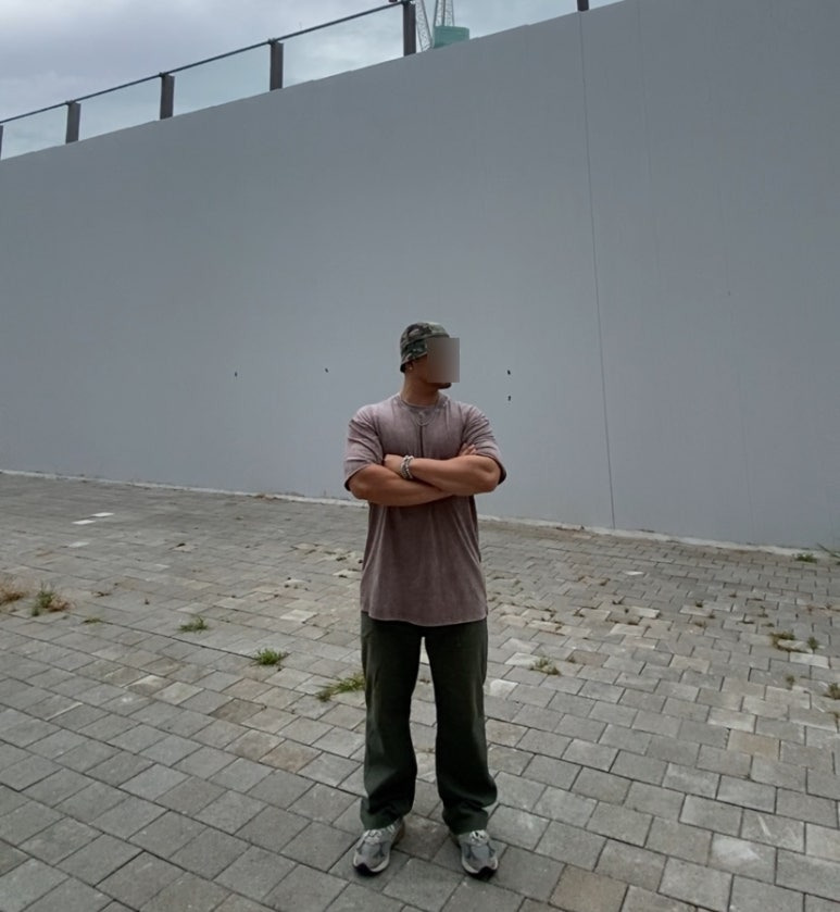 데일리룩('26. 8. 30.)엑스트라오디너리 카모 버킷햇 벙거지, 스탠다드에러 피그먼트 스톤워싱 티셔츠, 무신사스탠다드 퍼티그 팬츠, 뉴발란스 993 그레이, 섹스토, 케이엔드
