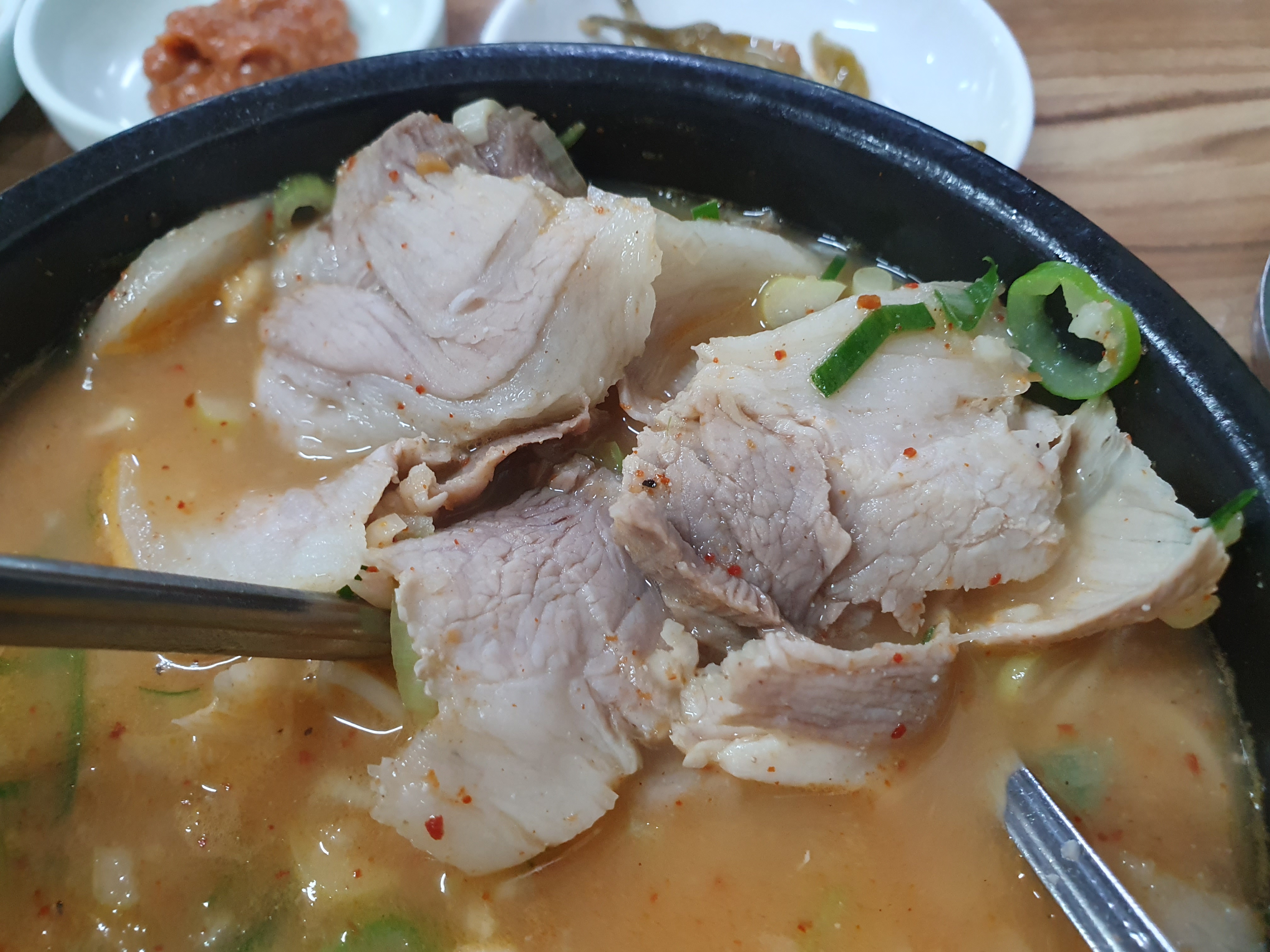 부드러운 고기와 진한 국물이 맛있는 돼지국밥