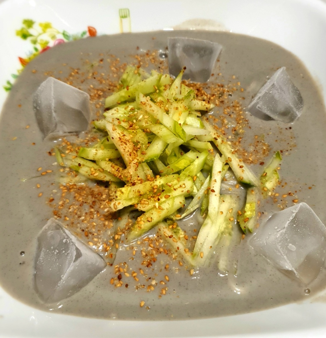 서리태-콩물로-맛있게-콩국수를-만들었어요.