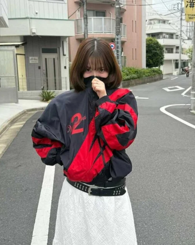 2025 카리나 착용 &lsquo;VAQUERA 바람막이&rsquo; 정보!