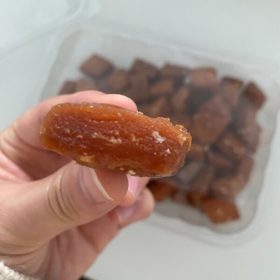 손으로 페스츄리 약과의 옆면이 보이게 들고 있습니다.