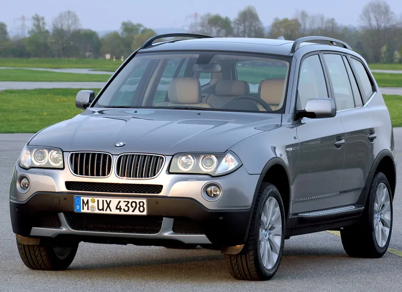 BMW X3는 2003년에 처음 출시된 BMW