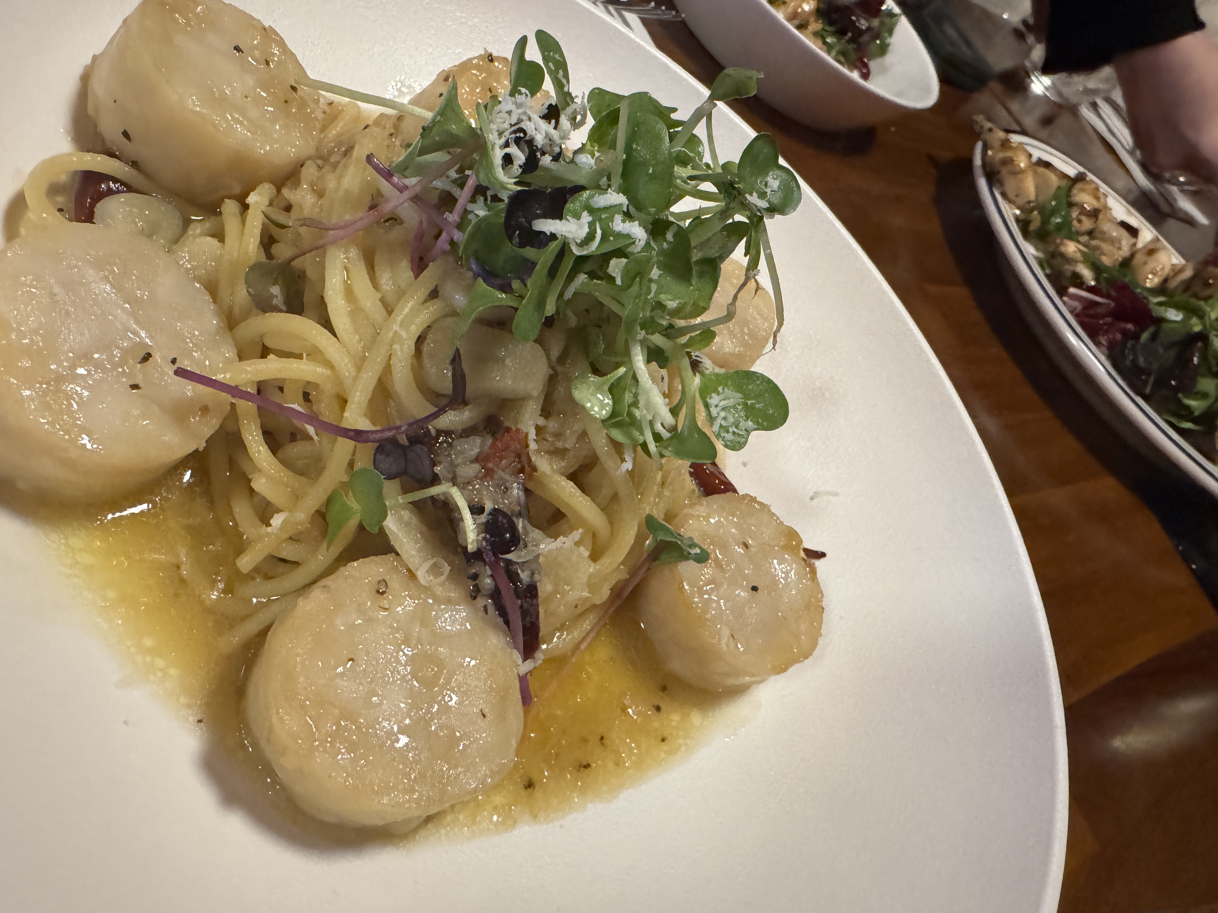 커다란 관자가 여러 개 올라간 관자 파스타&amp;#44; 오일/버터 소스에 스파게티와 마이크로채소&middot;치즈 토핑이 올라간 접사 사진