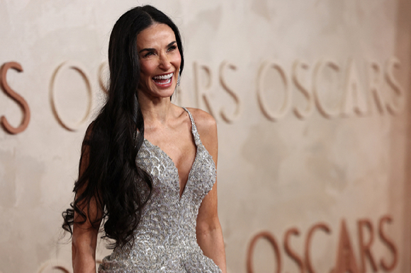 할리우드 배우 데미 무어(62)가 나이가 들어감에 따라 변하는 외모에 대한 자신의 생각을 이야기했다. 사진은 지난 3월 2일 오스카 시상식 참석한 데미 무어. [사진=로이터/연합뉴스]