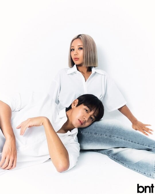 청바지와 흰색 셔츠 차림의 이대은 트루디 화보